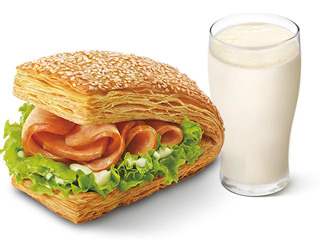 [自助餐饮]-肯德基-培根厚蛋烧法风烧饼+牛奶